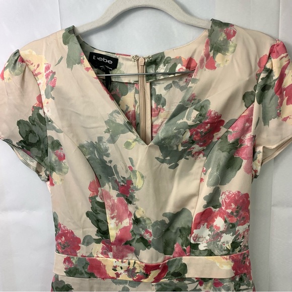 Bebe Floral V-Neck Ruffled Shorts Silky Romper - Picture 3 of 16